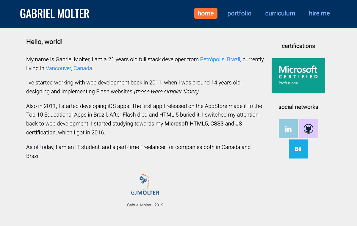 Captura de tela do site pessoal de Gabriel Molter. A barra de navegação superior é azul-escura com um logotipo branco, apresentando links para “início”, “portfólio”, “currículo” e “contrate-me”. A área principal do conteúdo exibe uma grande saudação “Olá, mundo!”, seguida por um texto introdutório centralizado. A barra lateral direita inclui uma seção de “certificações” com um selo verde de “Microsoft Certified Professional” e uma seção de “redes sociais” com ícones do LinkedIn, Dribbble e Behance.